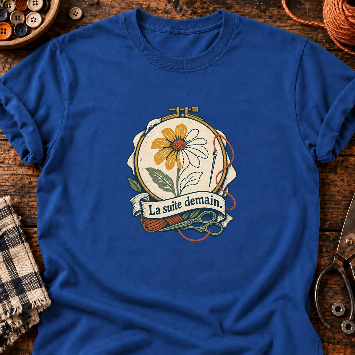 Fleur en cours de broderie — T-shirt bleu roi