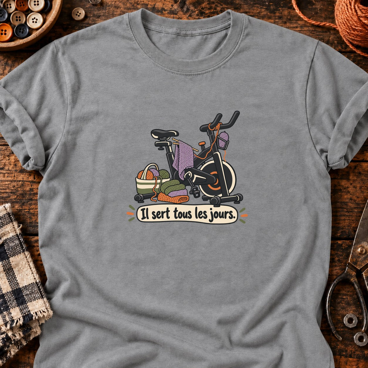 Vélo d’appartement et tricot Il sert tous les jours. — T-shirt gris chiné