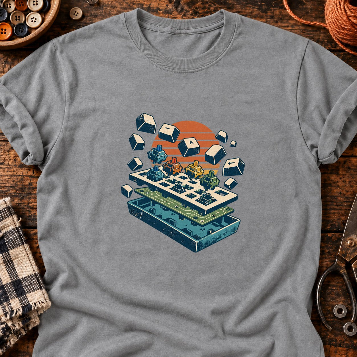 Clavier mécanique vintage en vue éclatée — T-shirt gris chiné