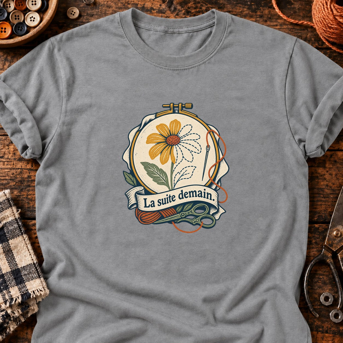 Fleur en cours de broderie — T-shirt gris chiné