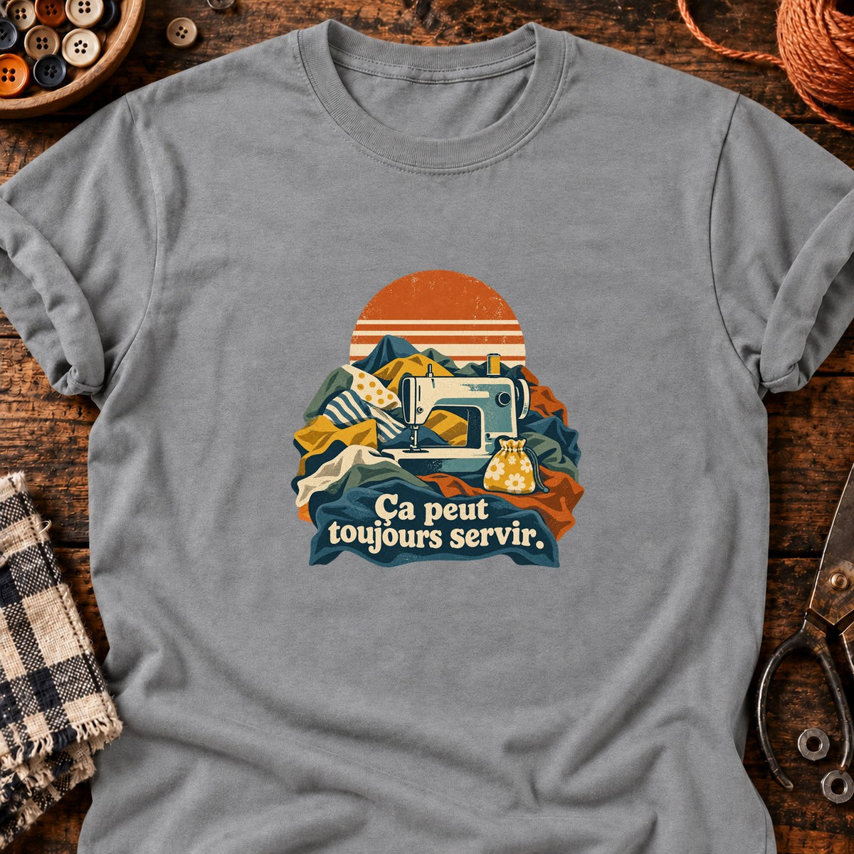 Machine à coudre rétro montagnes de tissu — T-shirt gris chiné