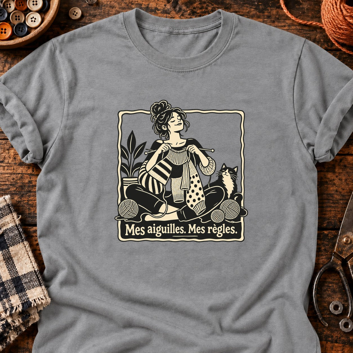 Mes aiguilles. Mes règles. Femme tricotant — T-shirt gris chiné