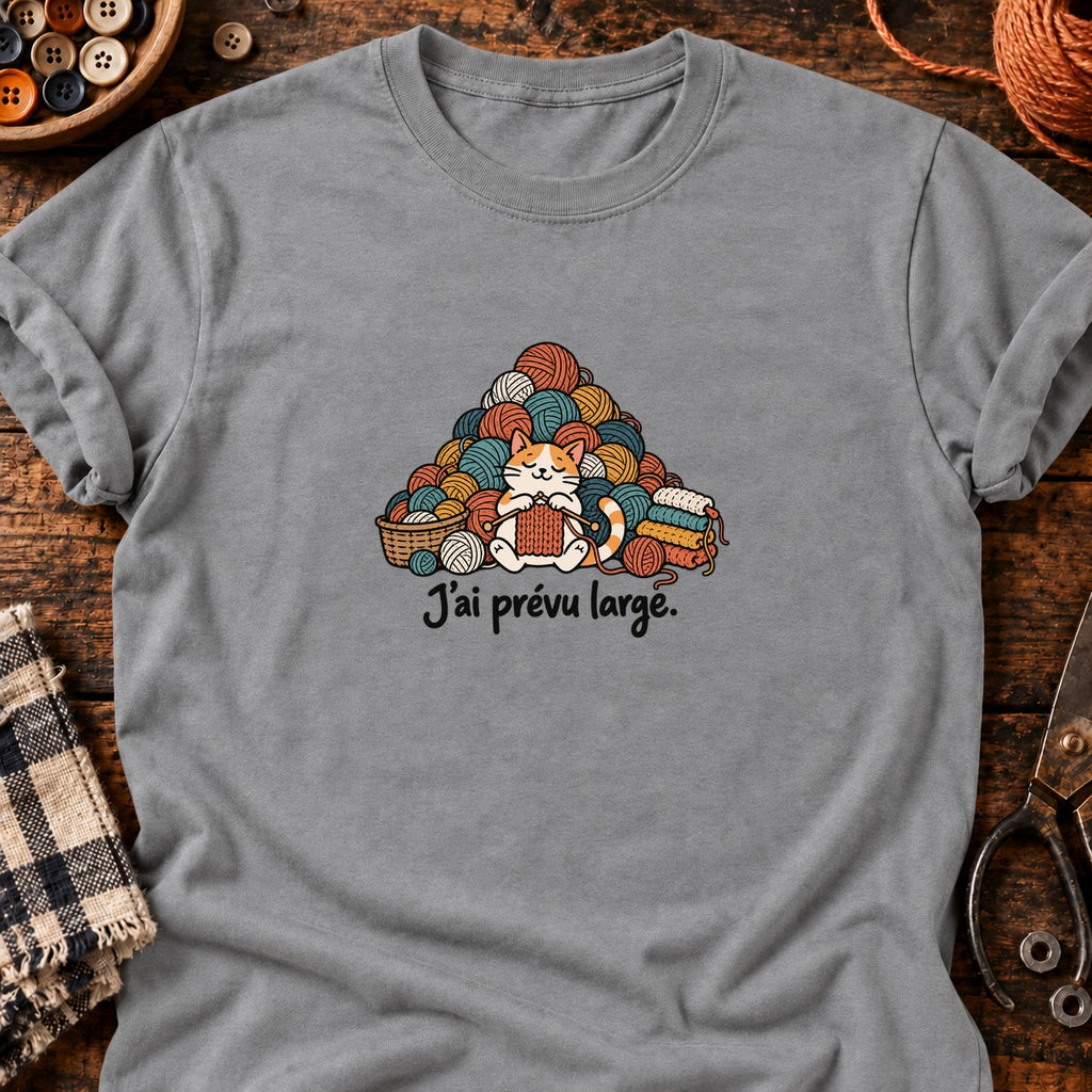 Chat tricoteur et montagnes de laine — T-shirt gris chiné