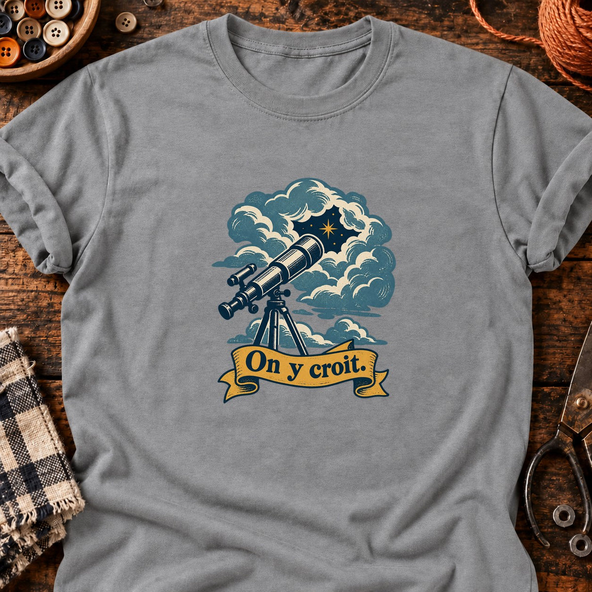 Télescope pointé vers une éclaircie — T-shirt gris chiné