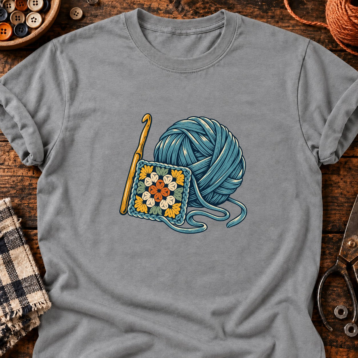 Crochet et carré fleuri en linogravure — T-shirt gris chiné