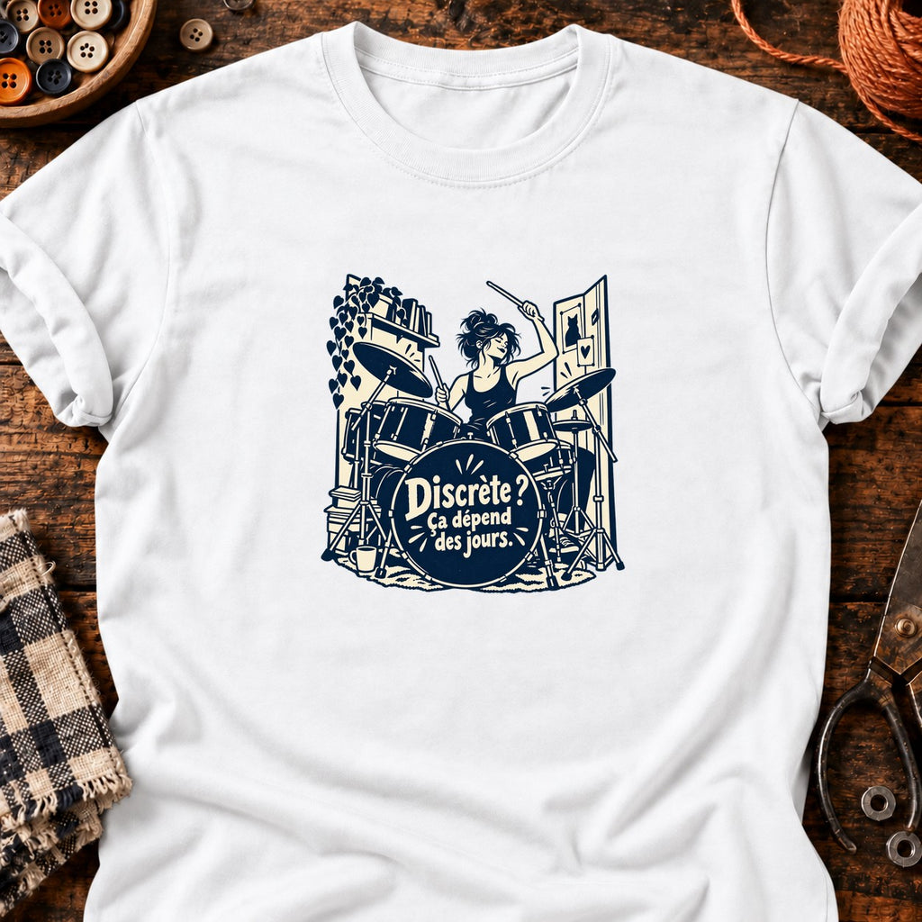 Batteuse dans une toute petite pièce — T-shirt blanc