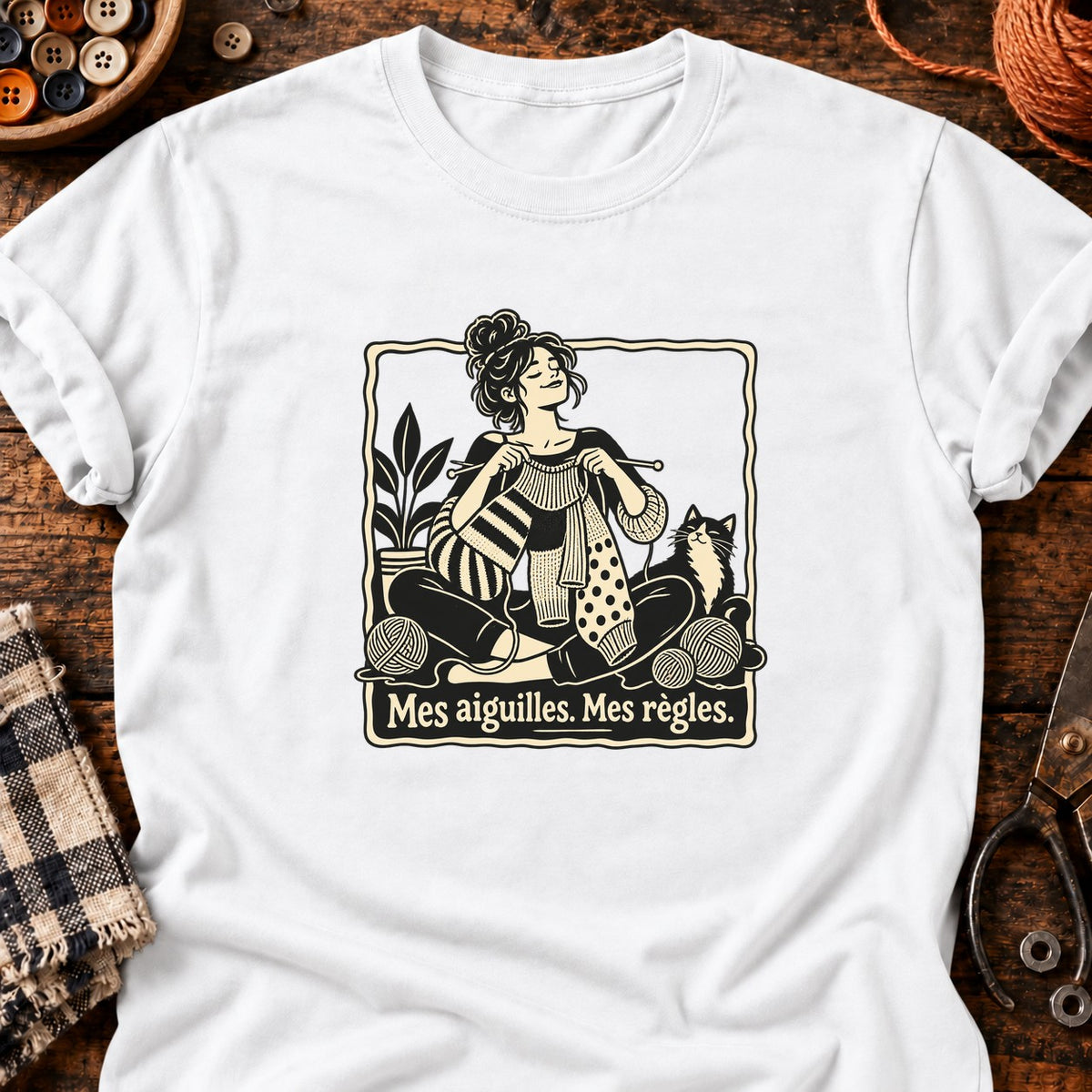 Mes aiguilles. Mes règles. Femme tricotant — T-shirt blanc