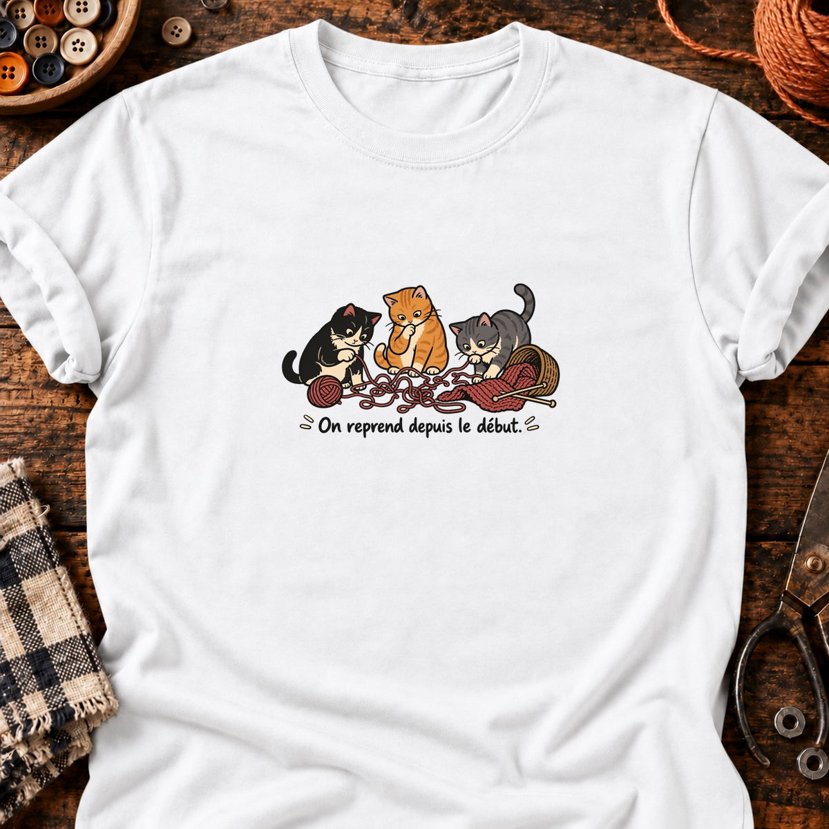 Trois chats et la laine emmêlée — T-shirt blanc