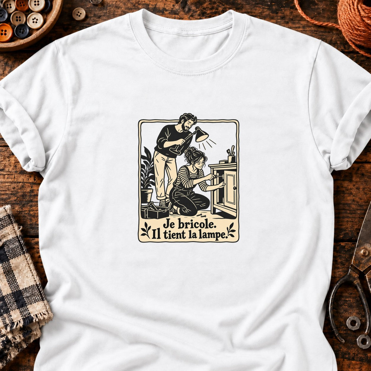 Je bricole. Il tient la lampe. — T-shirt blanc