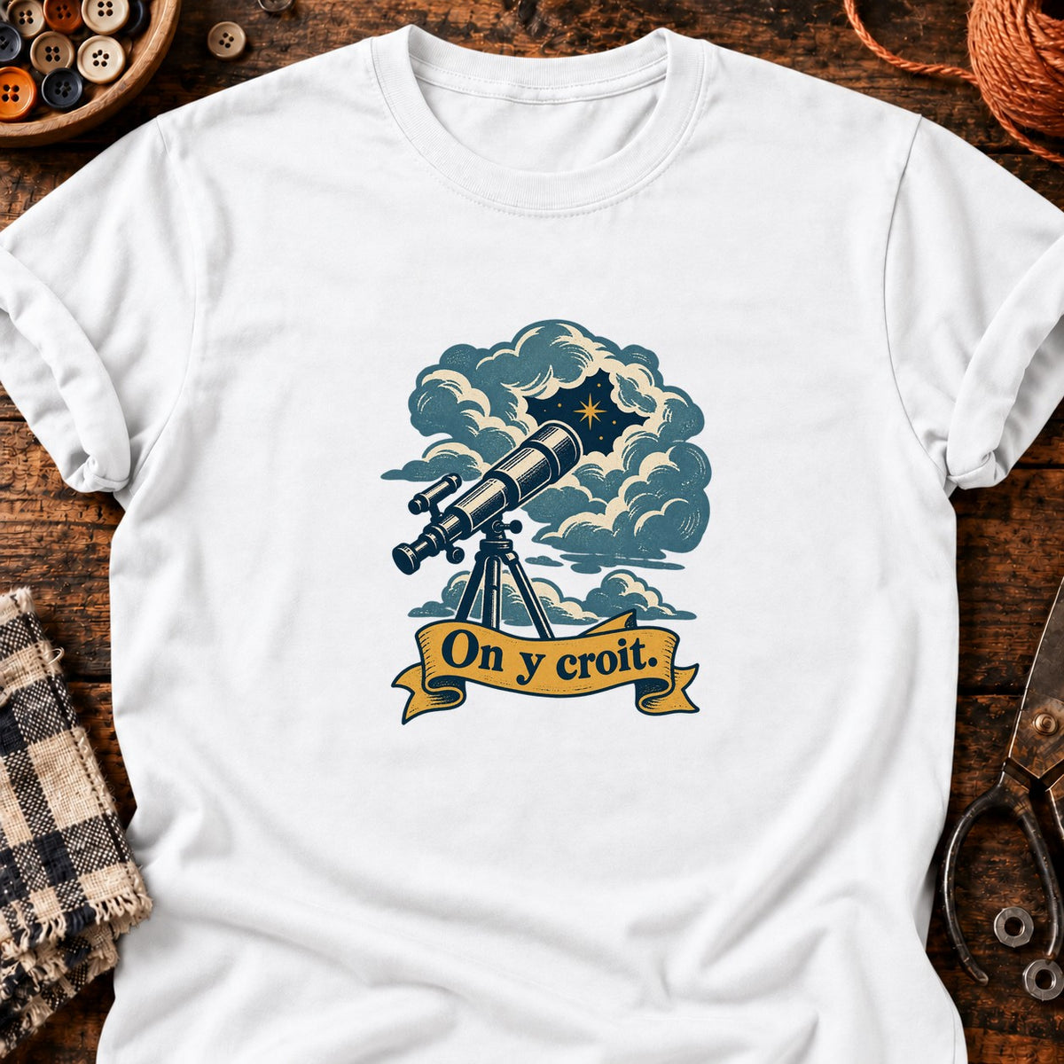 Télescope pointé vers une éclaircie — T-shirt blanc