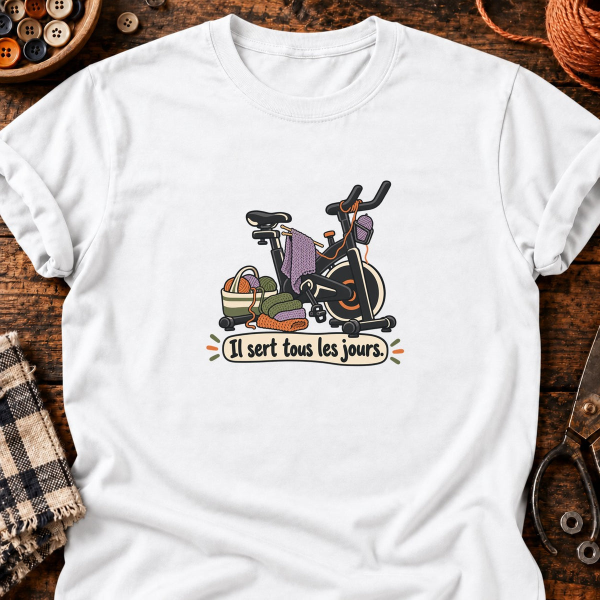Vélo d’appartement et tricot Il sert tous les jours. — T-shirt blanc
