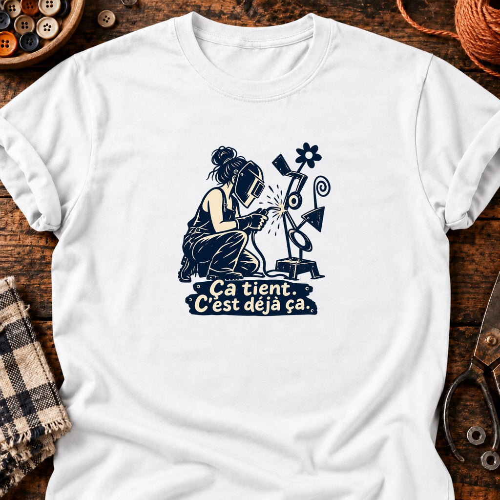 Soudeuse et sculpture bancale — T-shirt blanc