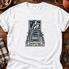 Femme libre sur échelle d’outils — T-shirt blanc