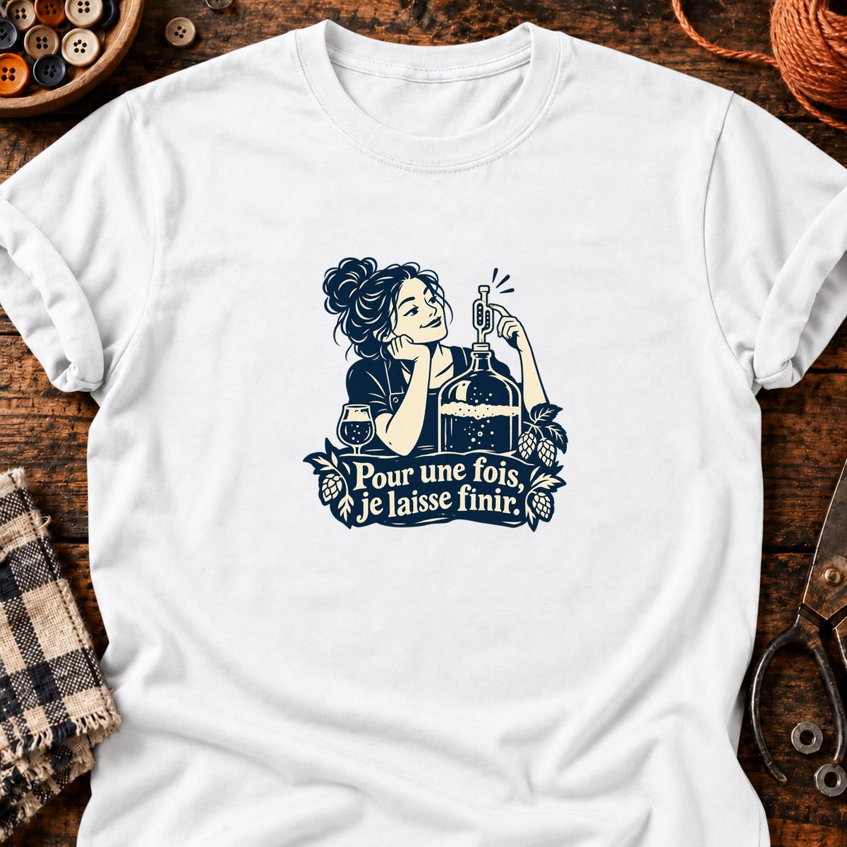 Brasseuse surveillant la fermentation — T-shirt blanc