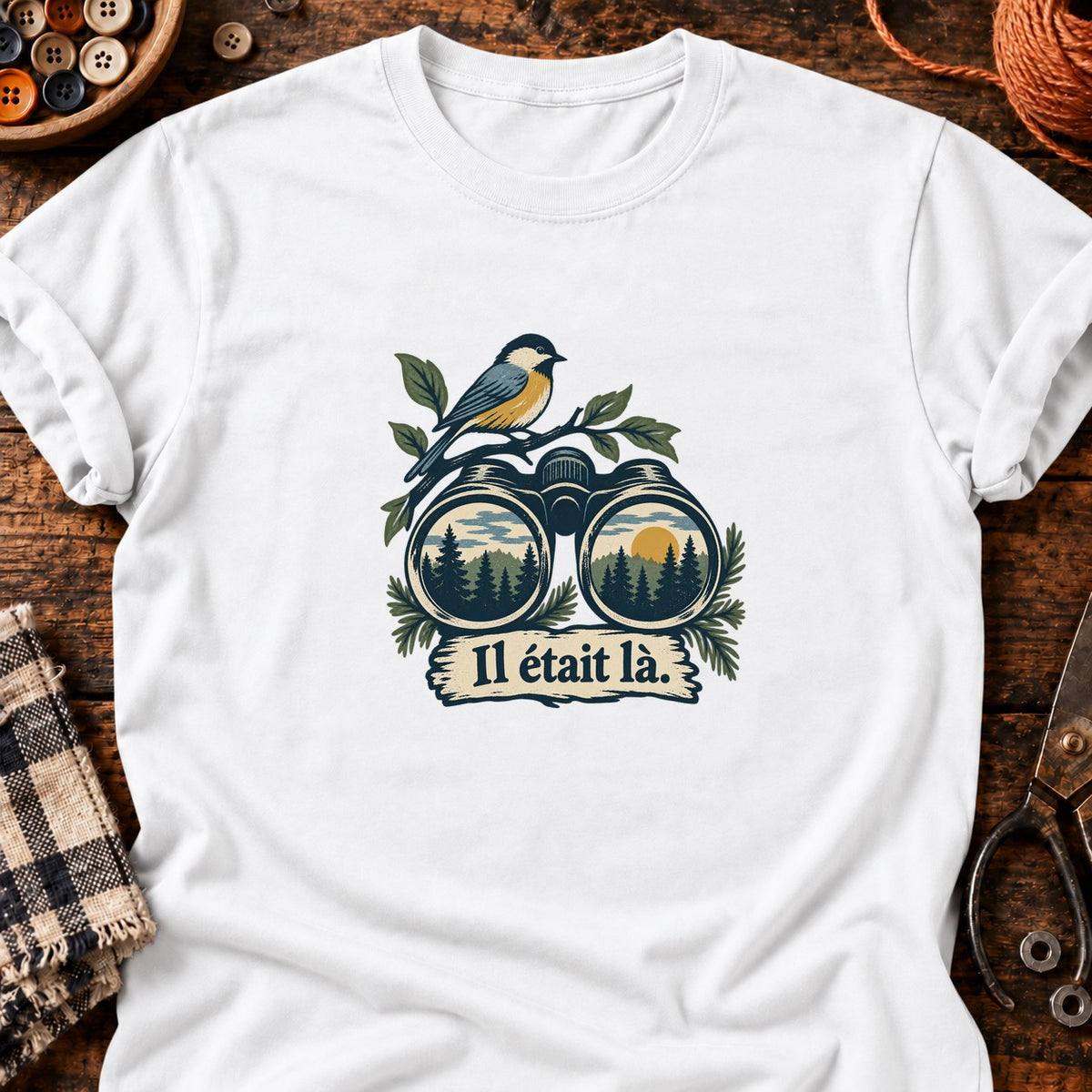 Jumelles et oiseau en linogravure — T-shirt blanc