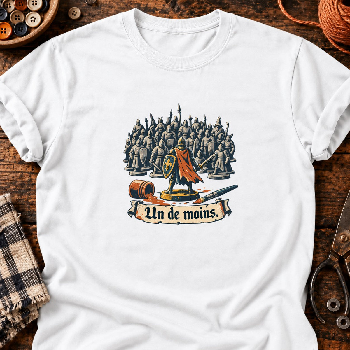 Chevalier miniature et foule de figurines — T-shirt blanc