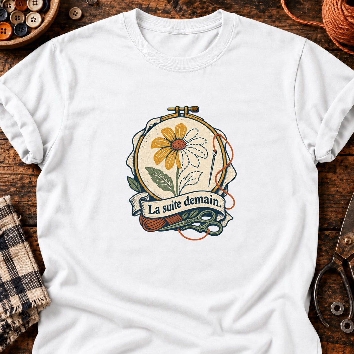Fleur en cours de broderie — T-shirt blanc