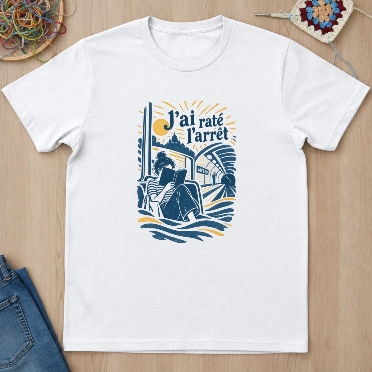T-shirt blanc présenté à plat