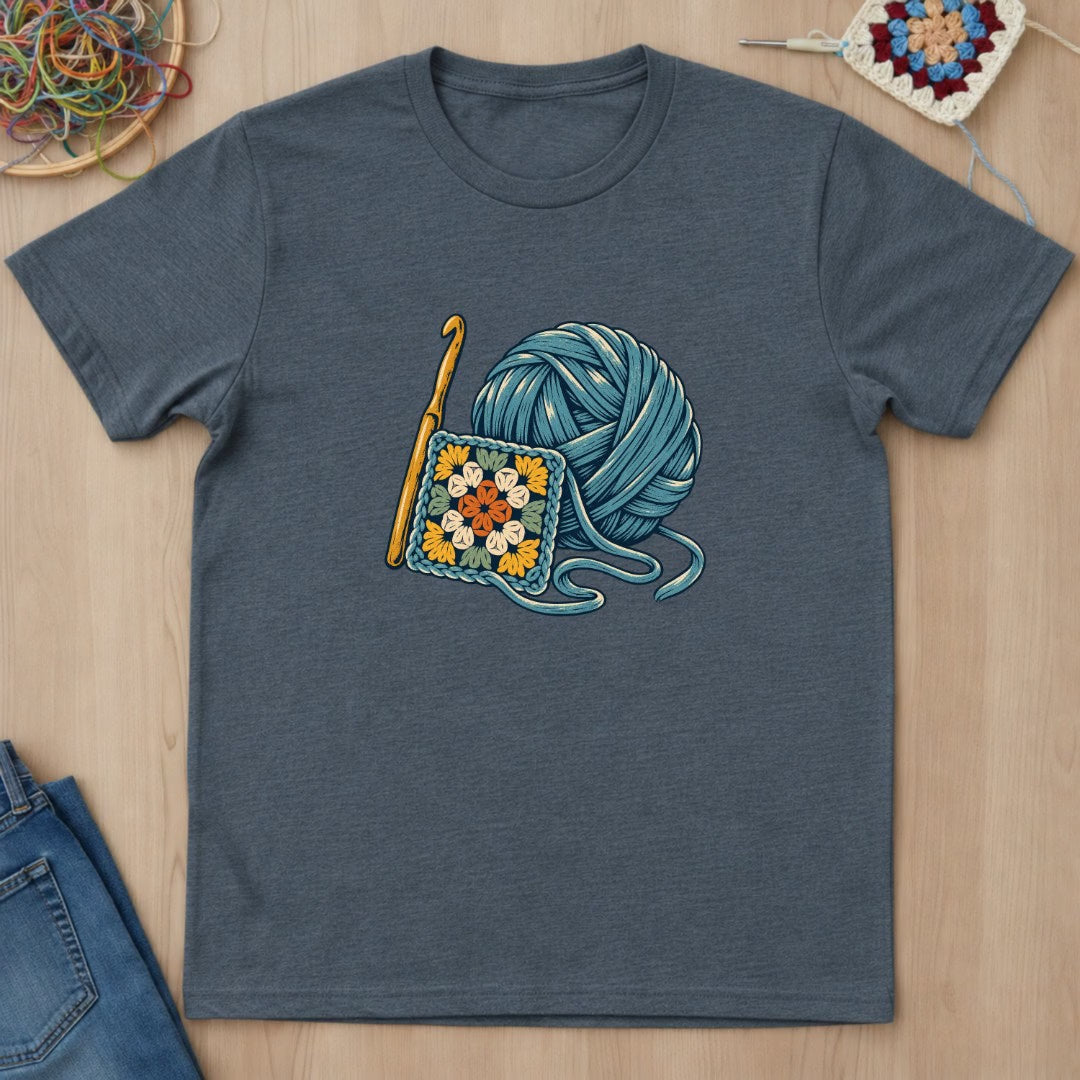 Crochet hook et granny square en linogravure T-Shirt — video
