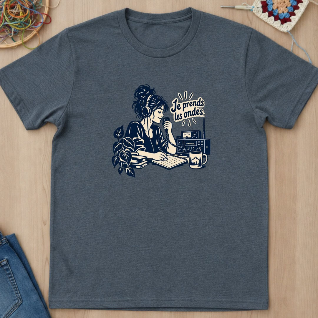 Opératrice radio et ondes libres T-Shirt — video