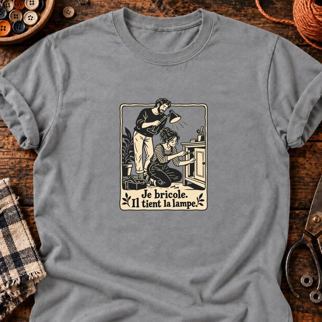 Je bricole. Il tient la lampe. T-Shirt — video