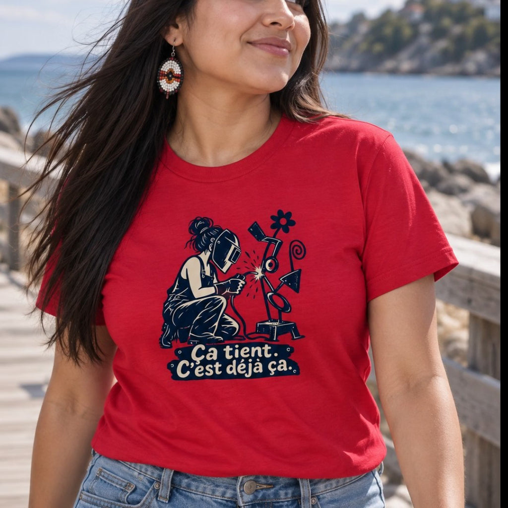 Soudeuse et sculpture bancale T-Shirt — video