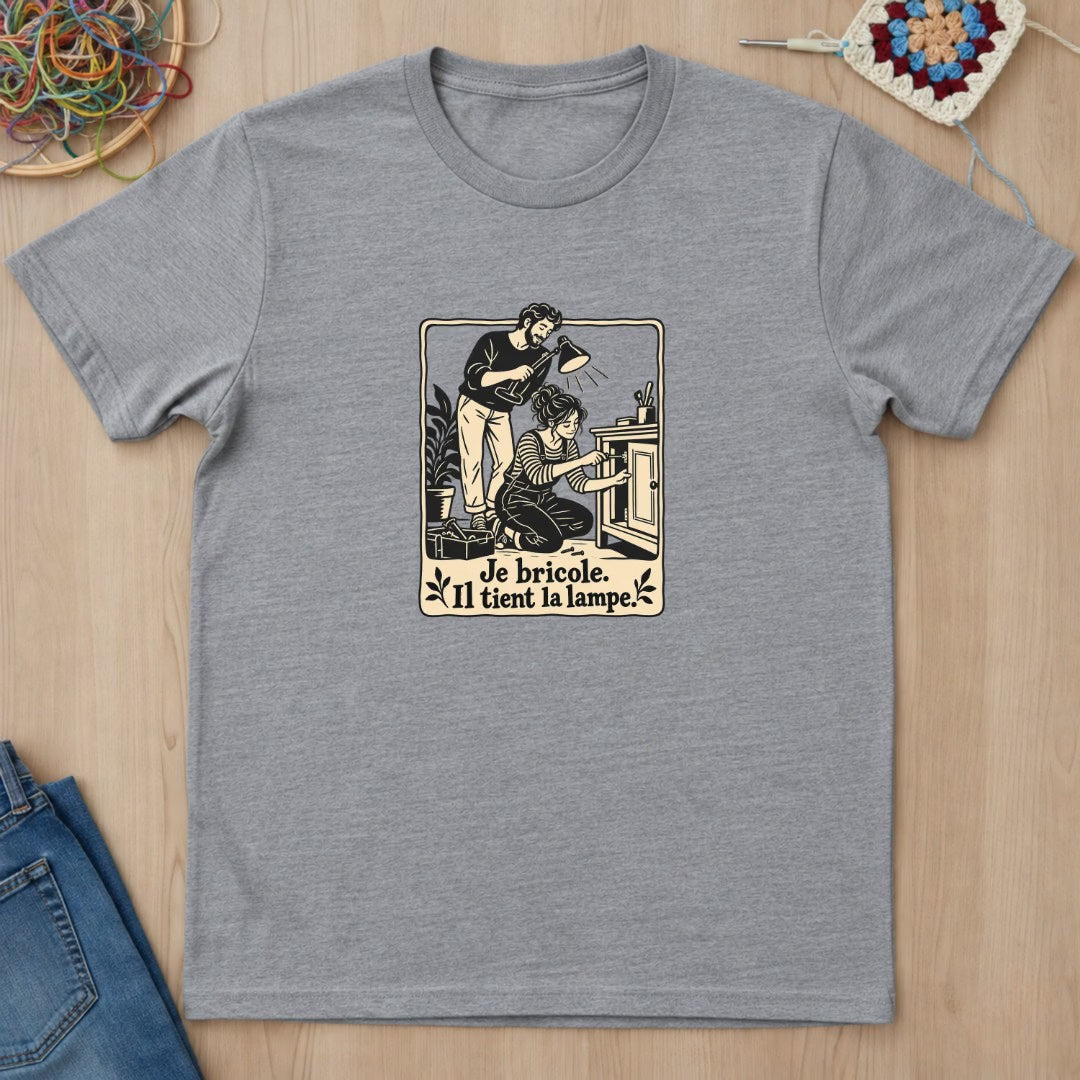Je bricole. Il tient la lampe. T-Shirt — video