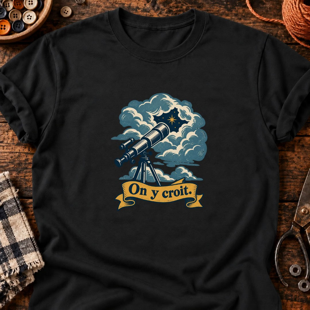 Télescope vers l’ouverture du ciel T-Shirt — video